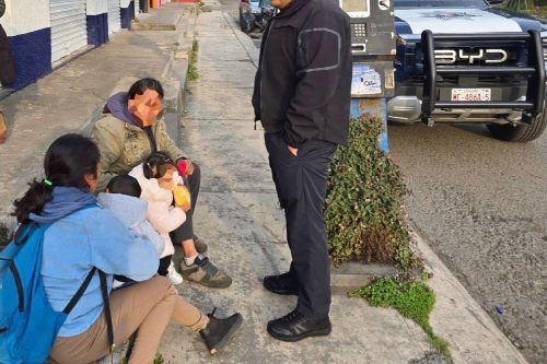 Auto impacta a motocicleta en la que viajaba familia de 4, y se da a la fuga